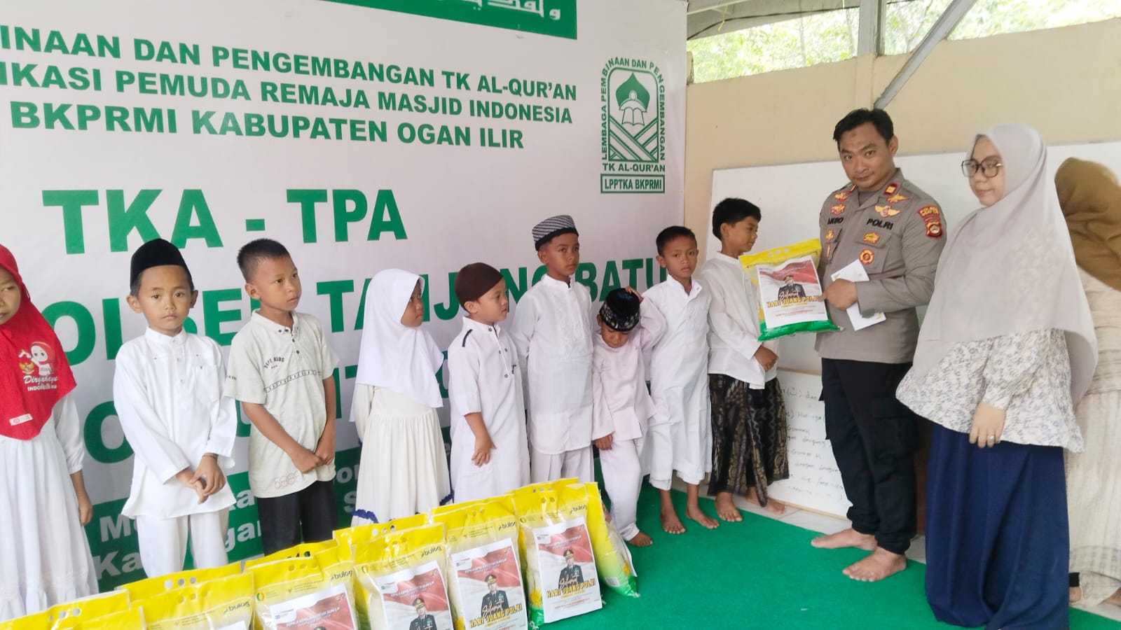 Sinergitas Polsek Tanjung Batu & Awak Media di Peringatan Hari Juang Polri 2025, Santuni Anak Yatim