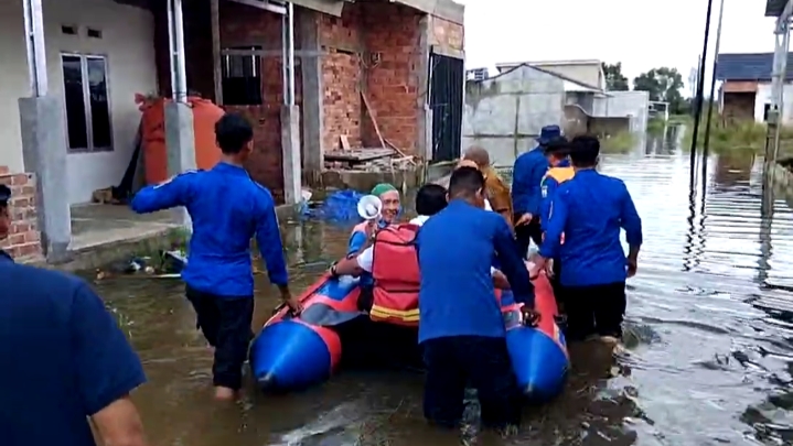 Instruksi Walikota Palembang, Camat Gandus Evakuasi Warga yang Terdampak Banjir Pakai Perahu Karet