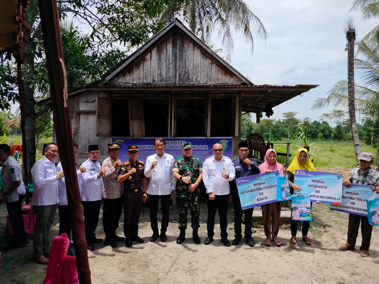 Warga Tanjung Rancing Kayuagung Terima Bantuan Bedah Rumah dan Sanitasi