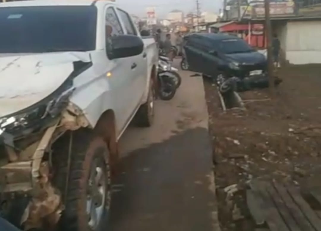 Hilang Kendali, Strada Triton Tabrak Mobil Calya dan Sepeda Motor di Jalintim Banyuasin, Nasib Korban?