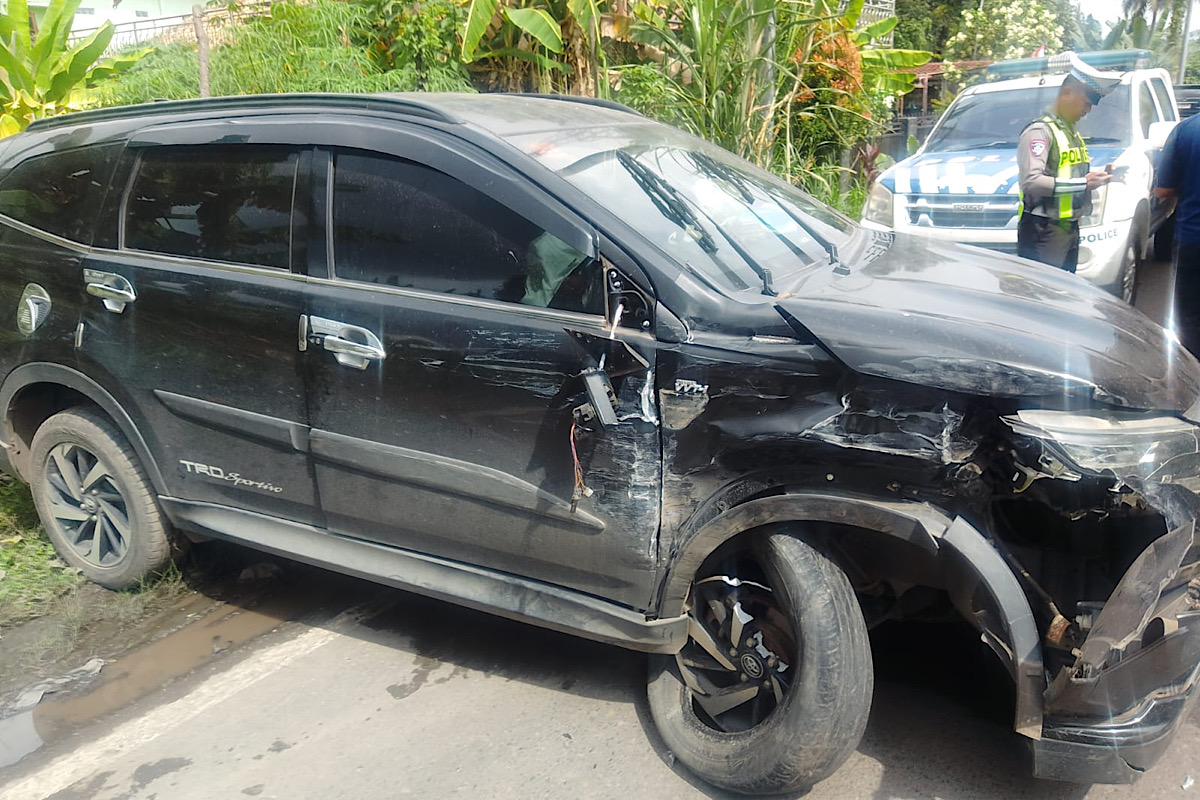 Hindari Jalan Rusak, Rush Putih Tabrak Rush Hitam