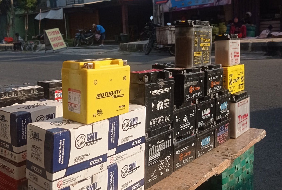 6 Cara Merawat Aki Kering dan Basah Sepeda Motor Agar Lebih Awet