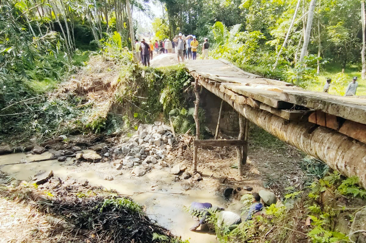 10 Tahun Tak DIperbaiki Pemerintah, Warga Kurungan Nyawa II Swadaya Bangun Jembatan Permanen