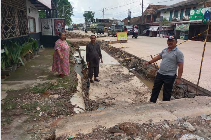 Perbaikan Jalan Nasional Belum Selesai, Ketua RT di Palembang Protes Keras