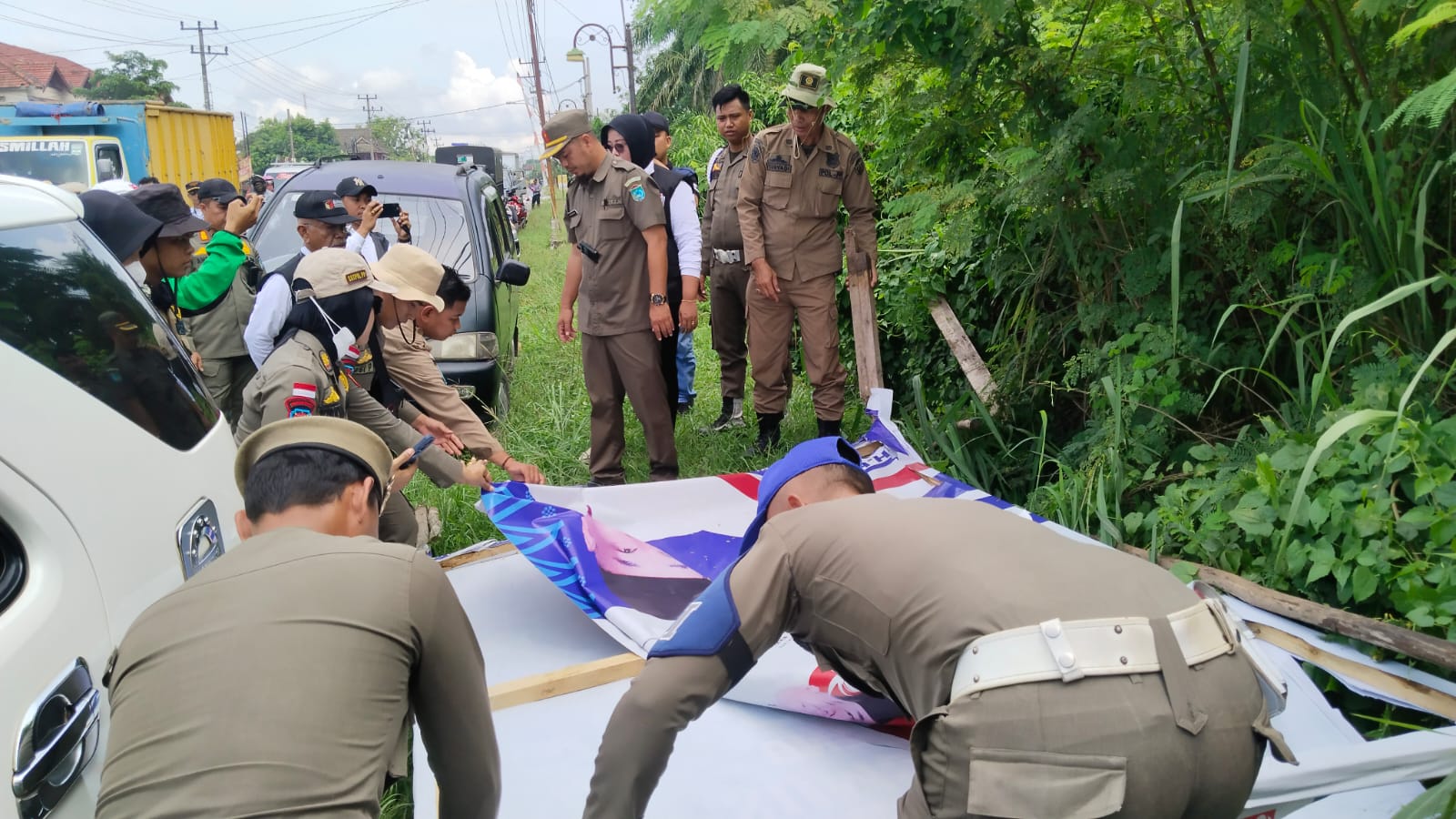 Sat Pol PP Ogan Ilir Terjunkan 30 Personel, Tertibkan APK yang Masih Terpasang di Masa Tenang