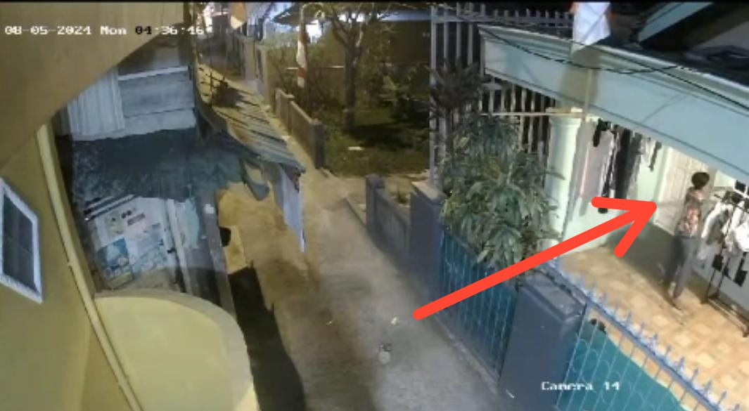 Pemuda di Palembang Terekam CCTV Curi Underwear Wanita di Jemuran Rumah Warga Sambil Dicium-Cium  