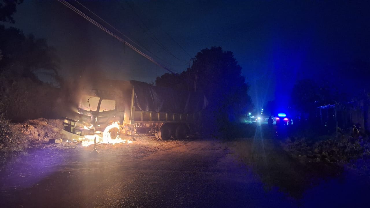 Kabur Usai Serempet Honda Brio, Truk Batu Bara di Muara Enim Dibakar Massa