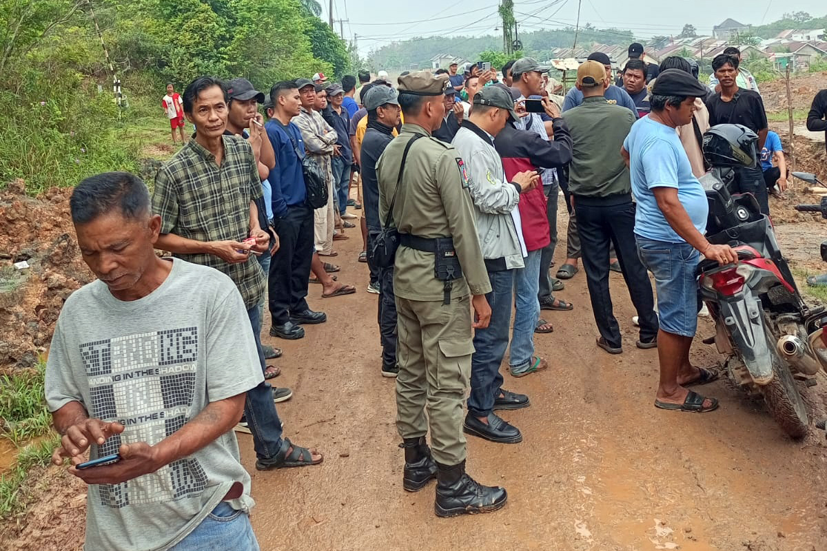 Jalan Rusak Diduga Akibat Angkutan Galian C, Warga Lebung Banyuasin Gelar Aksi Protes