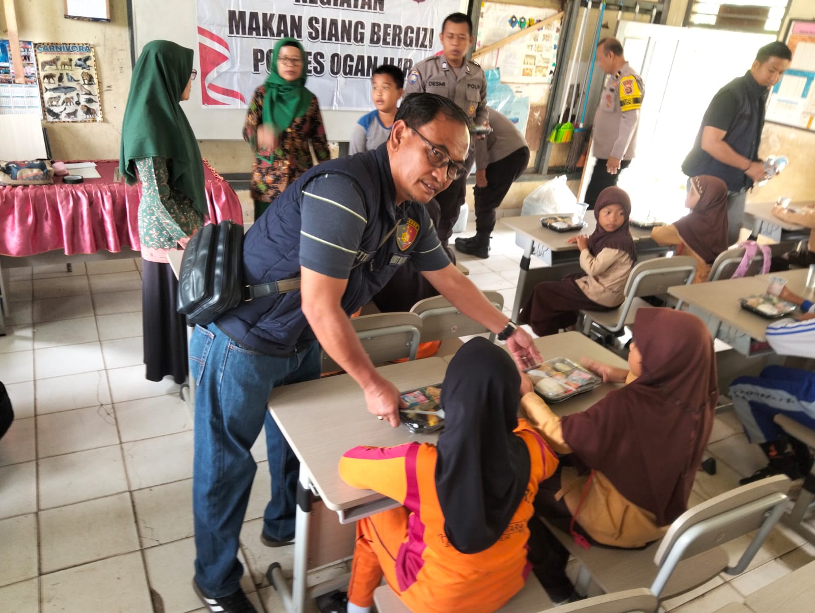 Program Makan Bergizi Presiden Prabowo, 100 Paket Nasi Dibagikan Polres Ogan Ilir di SDN 01 Indralaya Utara