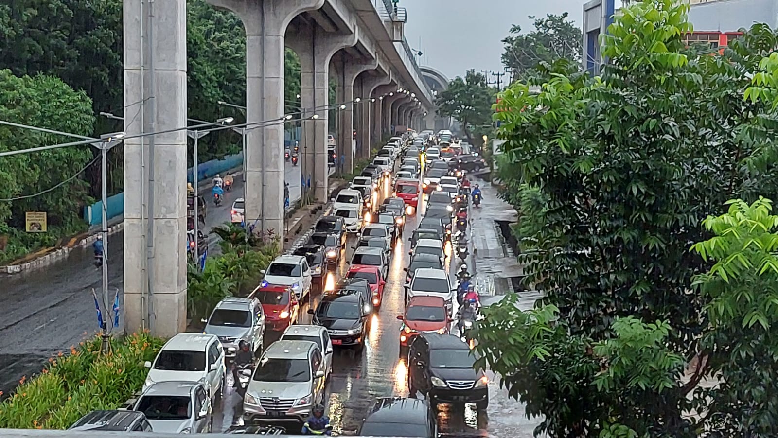 Hujan Mengguyur Palembang Mulai Pukul 03.40, Begini Penampakan Jalan-Jalan Utamanya