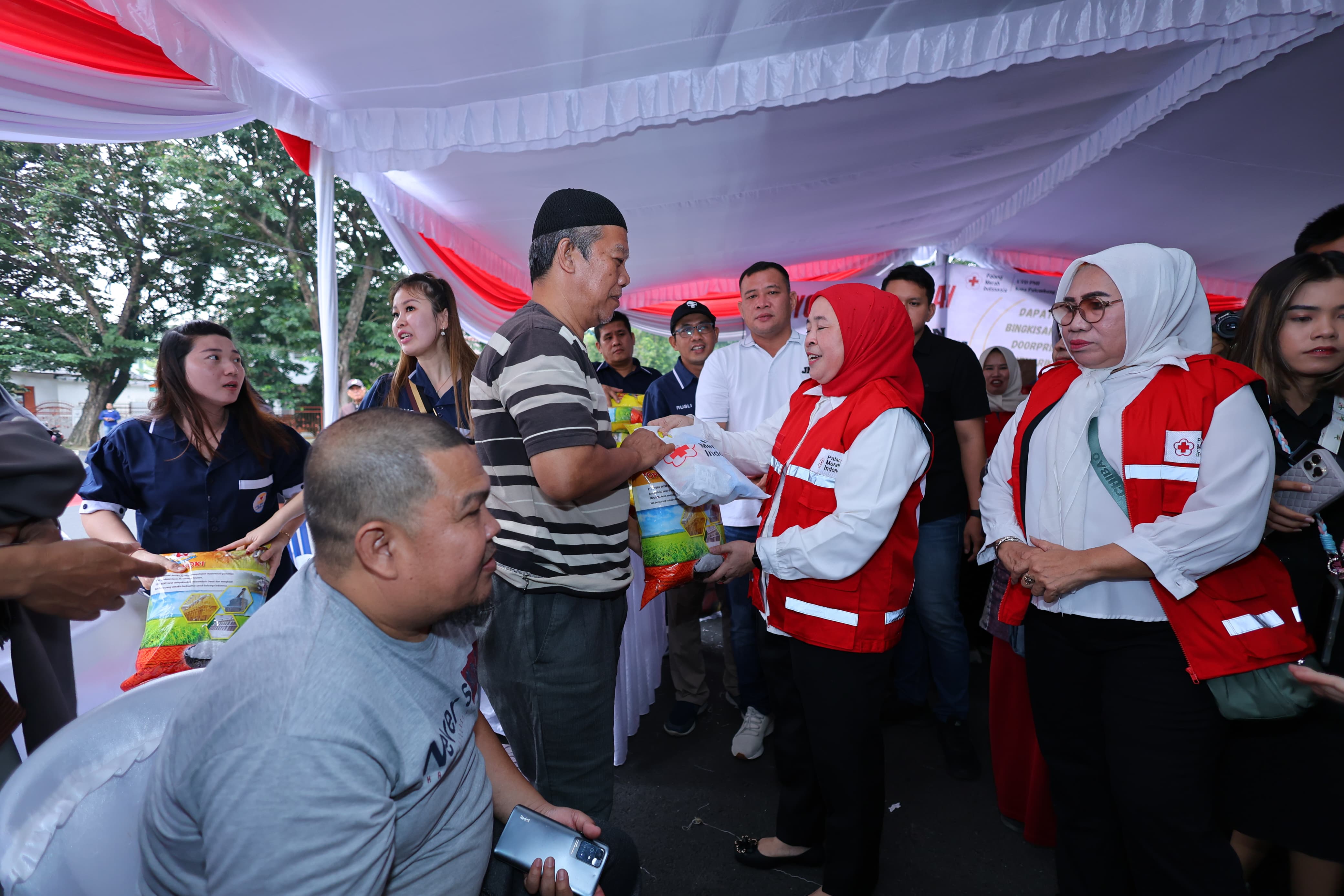 Cuaca Mendung Tak Menghalangi Semangat Warga Palembang untuk Donor Darah di Kambang Iwak