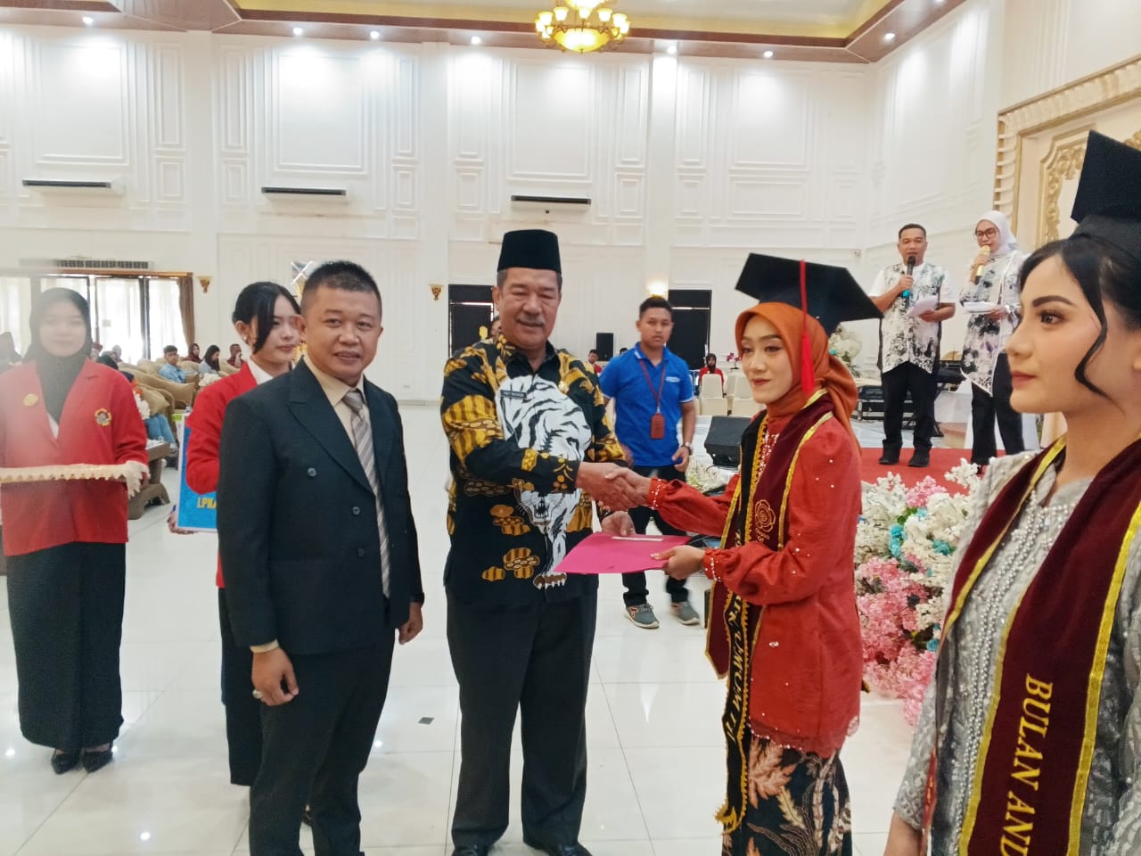 LPK/LKP Zakiyah Muara Enim Wisuda 105 Siswa dan Jalin MoU Strategis dengan Universitas Bina Darma