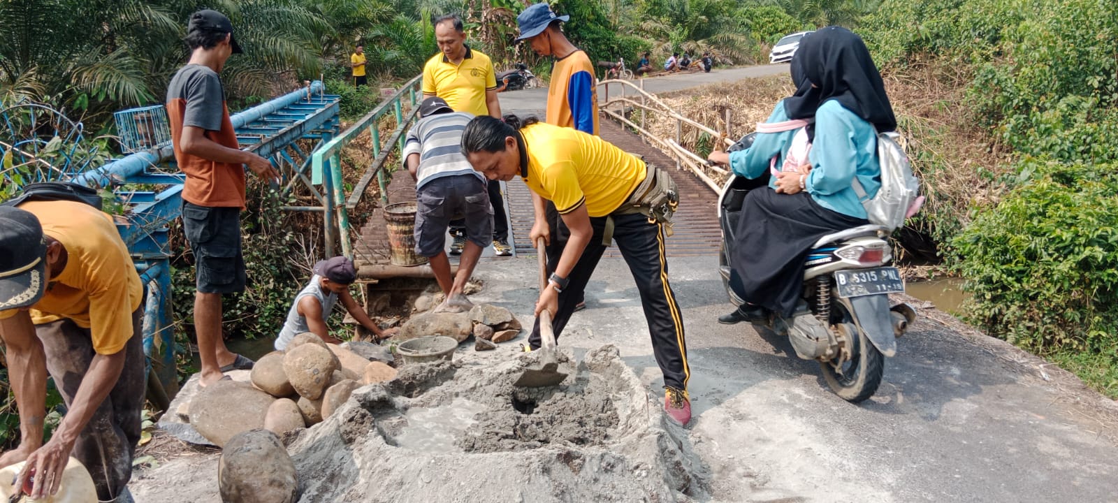 Polisi dan Warga Kompak Perbaiki Jembatan Rusak di Musi Rawas, Akses Kini Lebih Aman