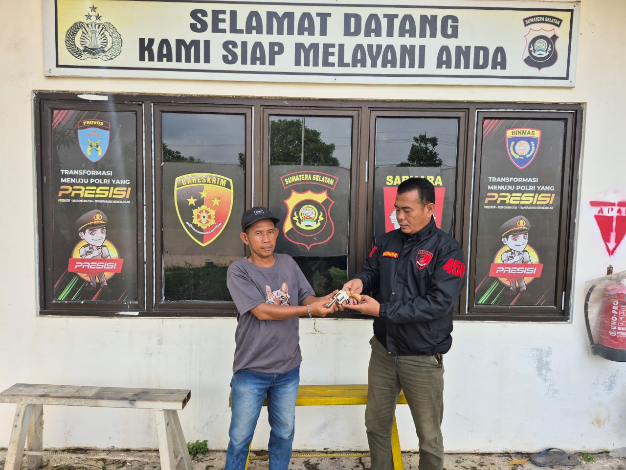 Warga Kecamatan Air Sugihan OKI Serahkan Senjata Api ke Polsek