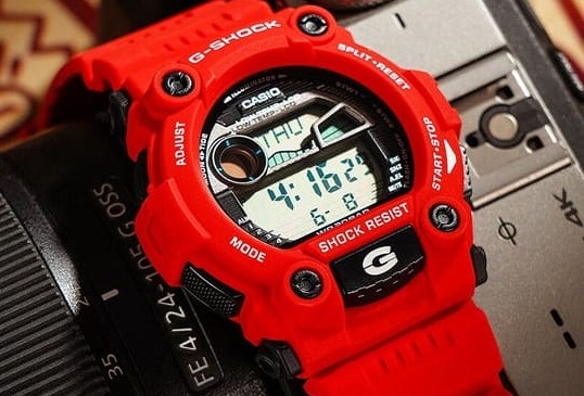 Memperkenalkan Casio G-Shock G-7900A-4 yang Kokoh, Merah Menyala dan Tahan Banting!
