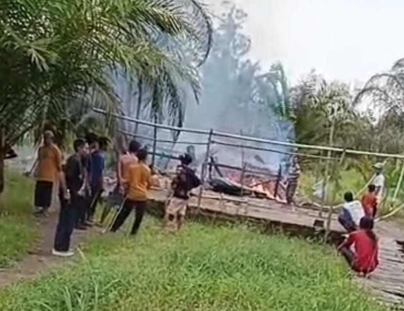 Rumah Terbakar di Desa Sungai Rambutan Ogan Ilir, Korban Alami Kerugian Rp 50 Juta, Polsek Indralaya Cek TKP