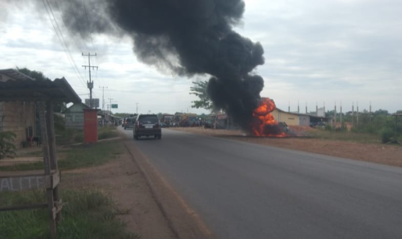 Melintas di Mangun Jaya Babat Toman Muba, Mobil Pick Up Hangus Terbakar 