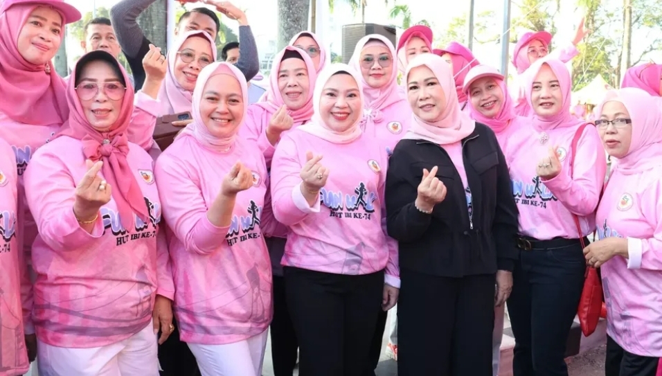 MERIAH, Ribuan Peserta Jalan Santai Sehat Bersama Bidan Indonesia Sumsel