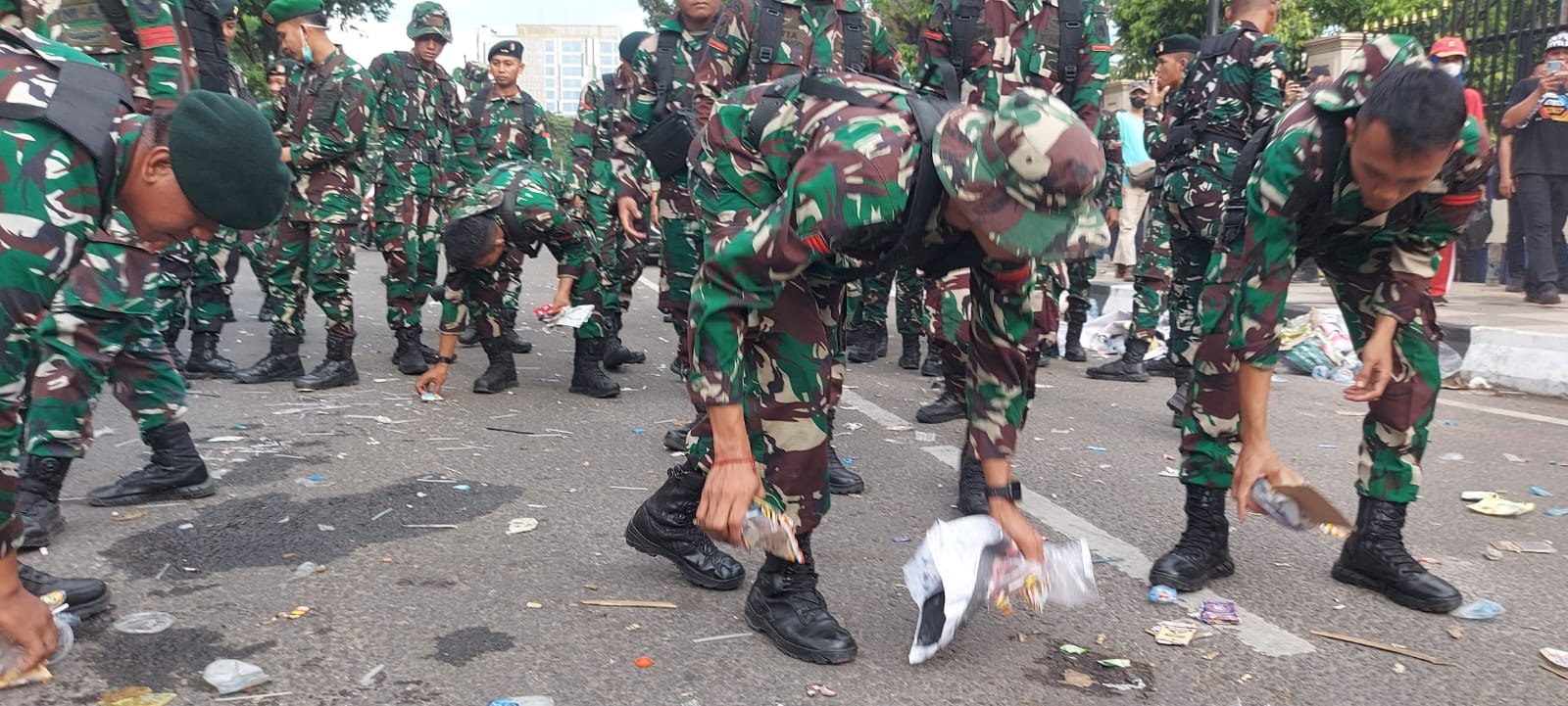 Aksi Unjuk Rasa di Palembang Berjalan Kondusif, Puluhan Anggota TNI Bersihkan Sampah