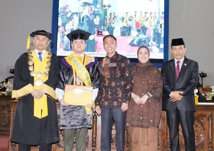 Hadiri Wisuda Putra Ketiga di Unsri Indralaya Ogan Ilir, Ratu Dewa Siap Dukung Cita-Cita Sang Anak