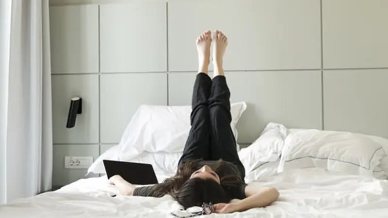 5 Manfaat Mengangkat Kaki ke Tembok Bagi Kesehatan, Lakukan Saat ‘Gabut’  Agar Tidur Jadi Lebih Nyenyak
