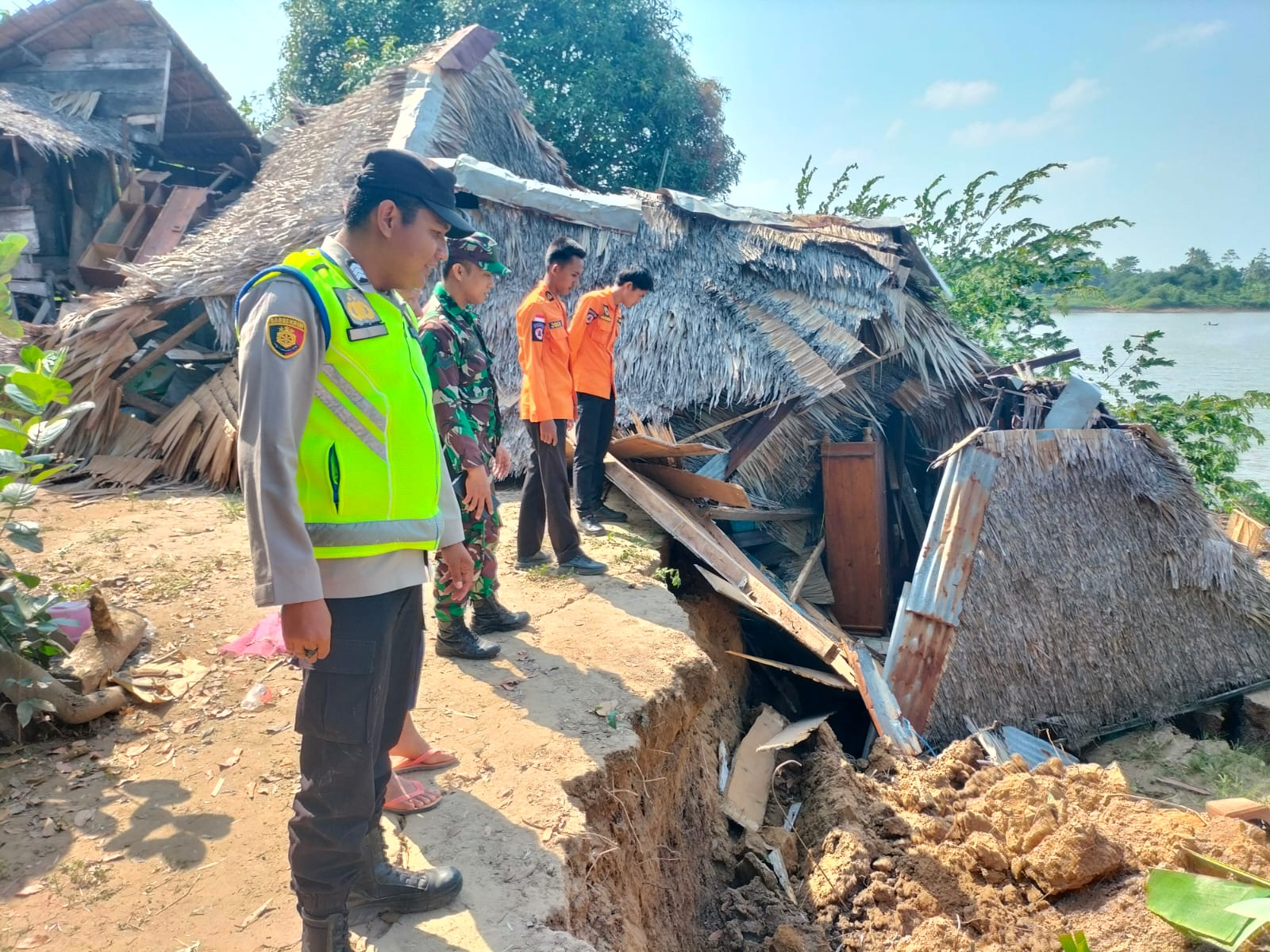 Tanah Longsor di Ogan Ilir Sebabkan 1 Unit Rumah Roboh dan Nyaris Nyemplung ke Sungai Ogan 