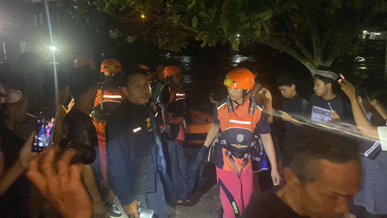 Bocah Perempuan yang Tenggelam di Sungai Desa Ulak Ketapang OKI Ditemukan, Jenazah Dibawa ke Desa Penyandingan