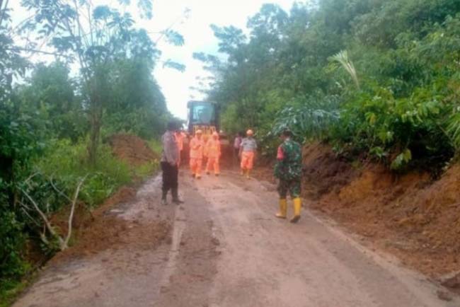 Diguyur Hujan, Akses Jalan SDT Tertimbun Longsor