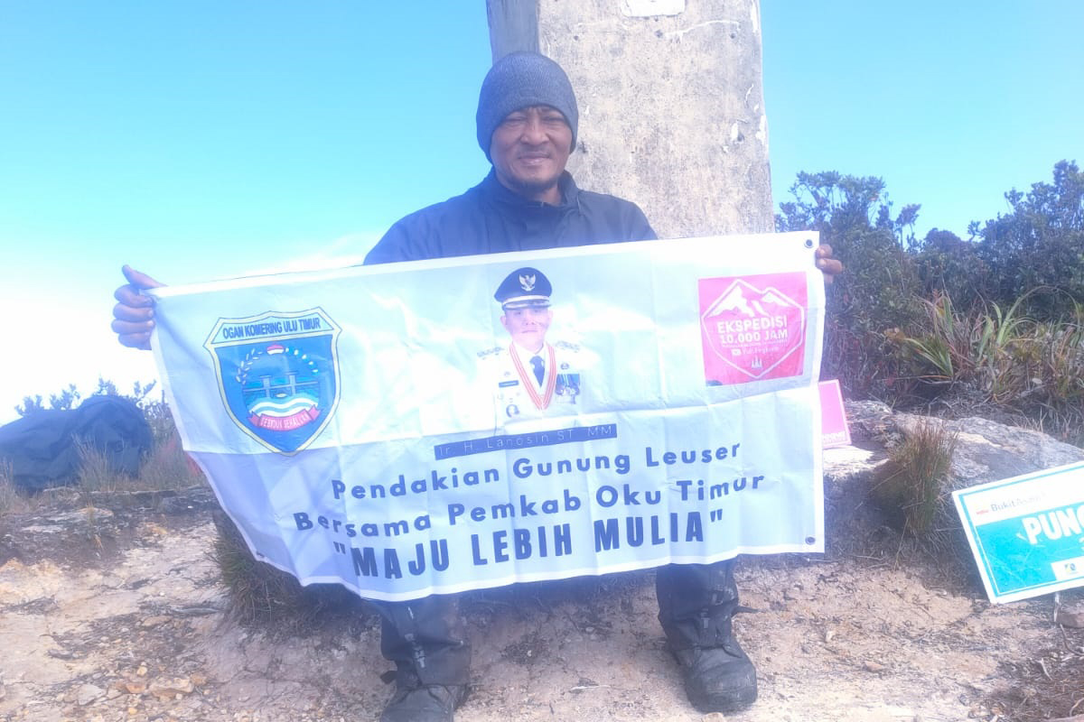 Tim Ekspedisi 10.000 Jam Sukses Taklukkan Gunung Loser, Bupati OKU Timur Diberikan Penghormatan di Puncak