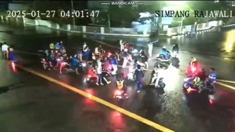 Puluhan Remaja Pamer Sajam Diduga Hendak Tawuran di Simpang Rajawali Tertangkap CCTV Polda Sumsel 