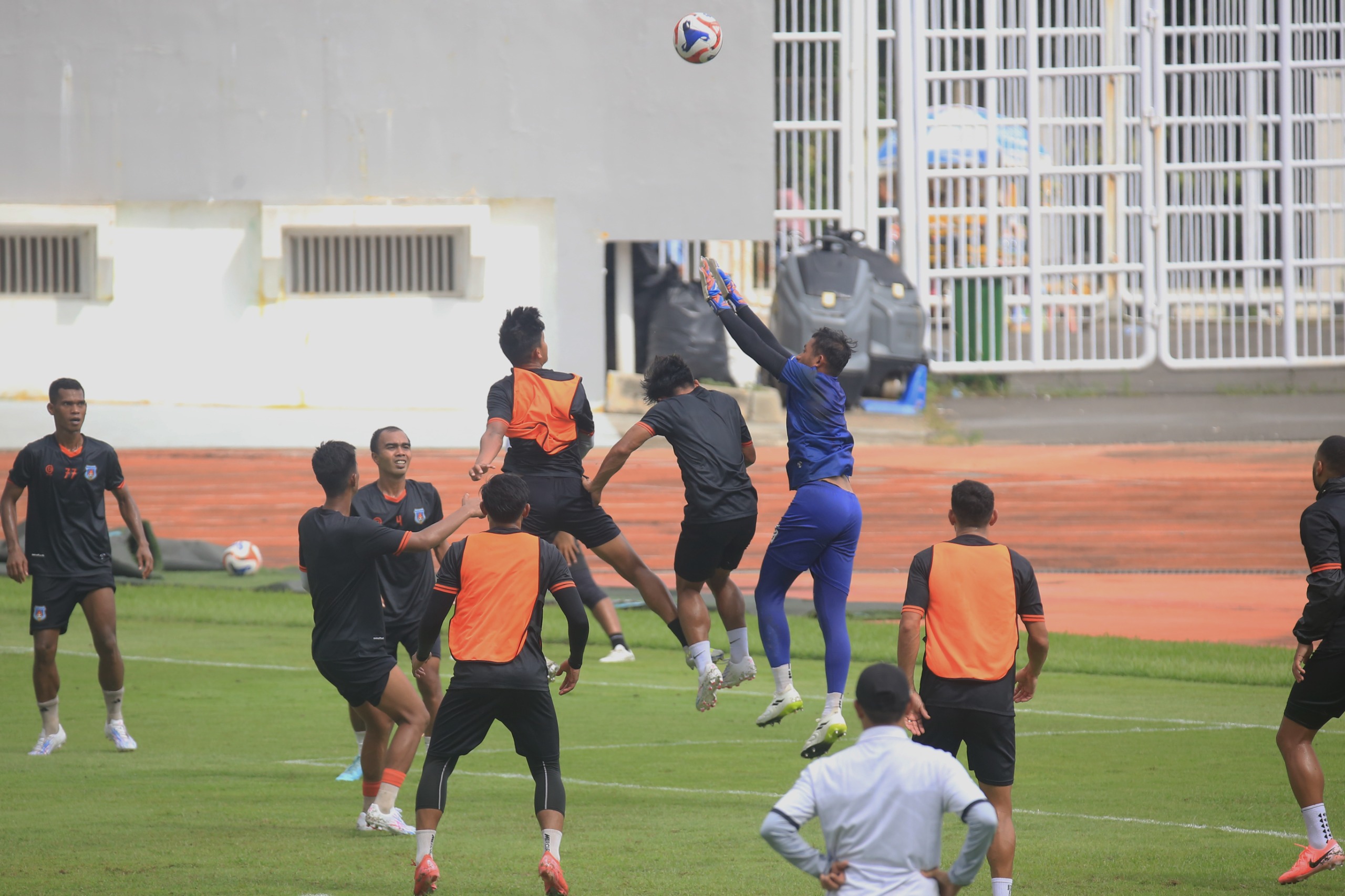 Tingkatkan Kualitas Pertahanan, Coach Nil Maizar Beri Porsi Latihan Tambahan Khusus Bola Atas