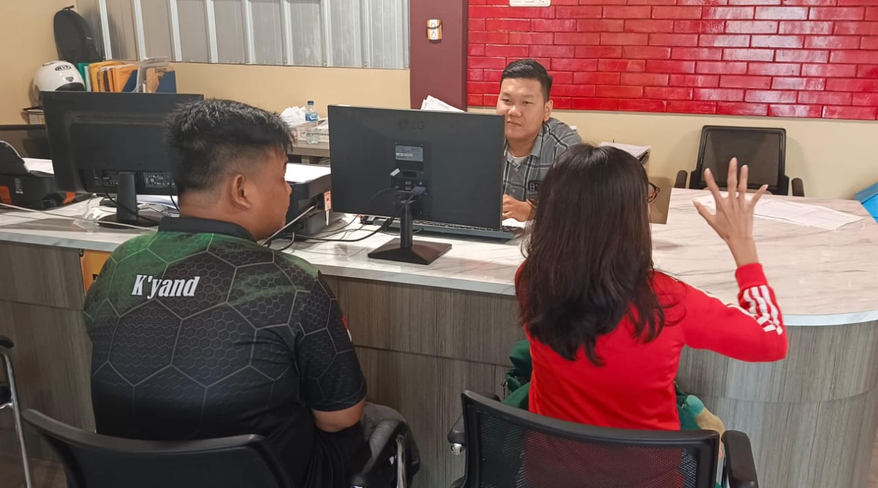 Asik Nongkrong Wanita Ini Tiba-tiba Dianiaya Temannya hingga Masuk Selokan