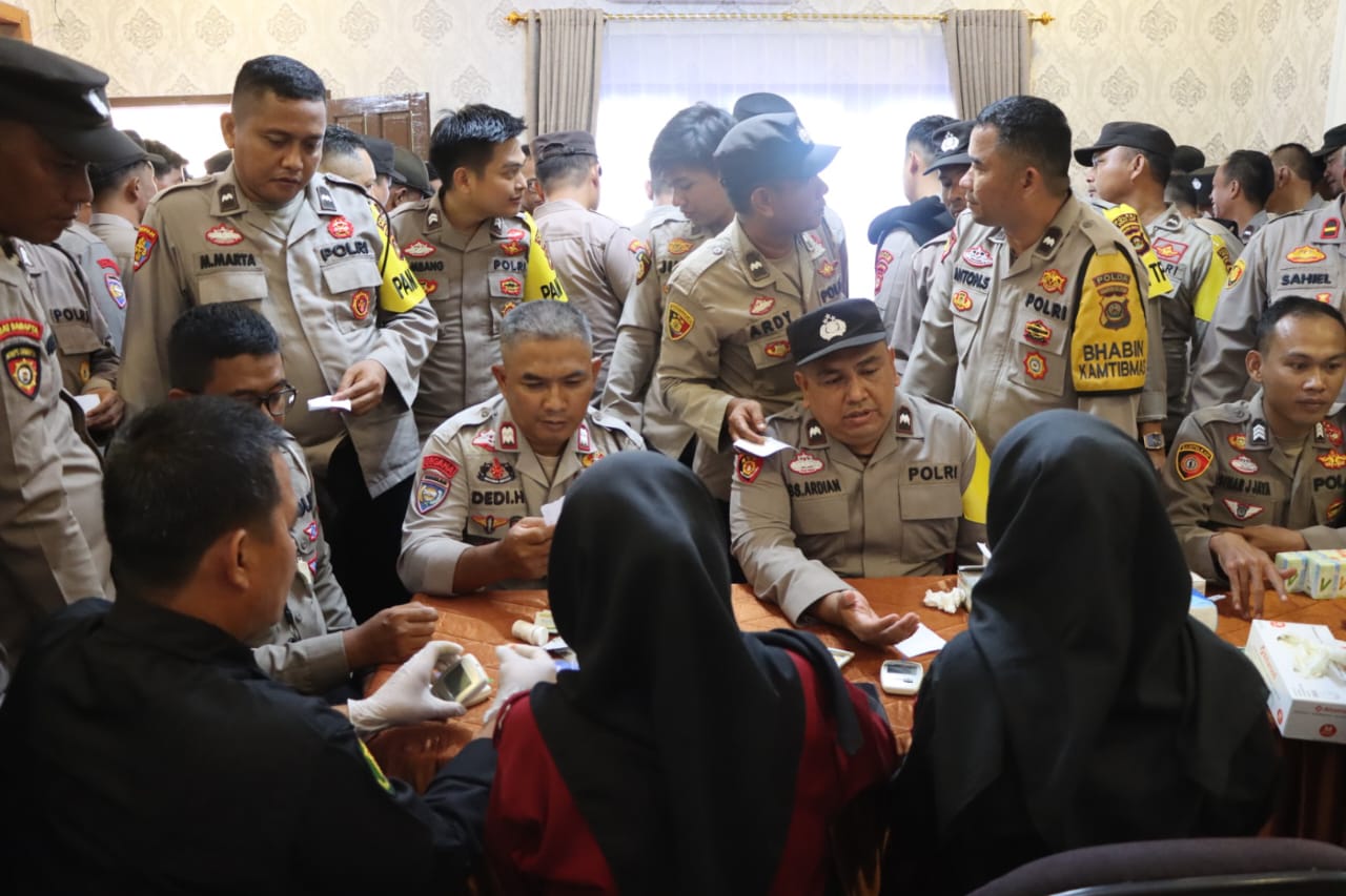 Jelang Hari Pencoblosan, Polisi yang Bertugas di Pilkada Serentak 2024 Dicek Kesehatan di Mapolres Ogan Ilir