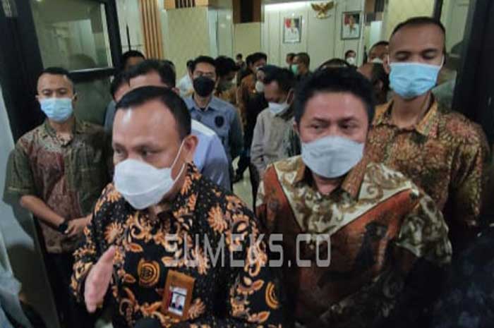 Dikawal Brimob, Firli Bahuri Sambangi Rumah Gubernur Papua