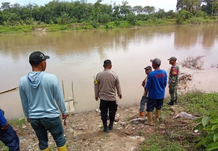Terima Laporan Orang Hilang, Polsek Tanjung Batu Lakukan Pencarian Bersama Tim Gabungan di Desa Embacang
