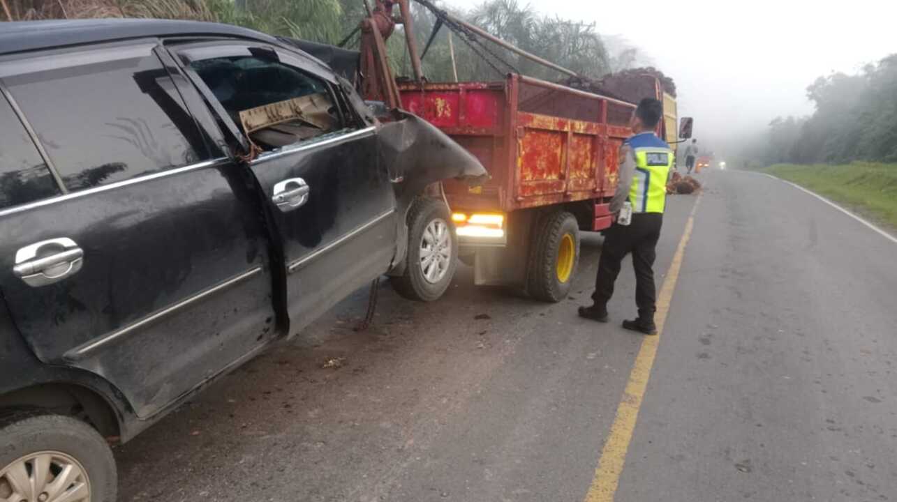 Ganti Ban yang Pecah, Sopir truk Tewas Terjepit Ditabrak Innova Travel dari Arah Belakang, Penumpang Luka-Luka