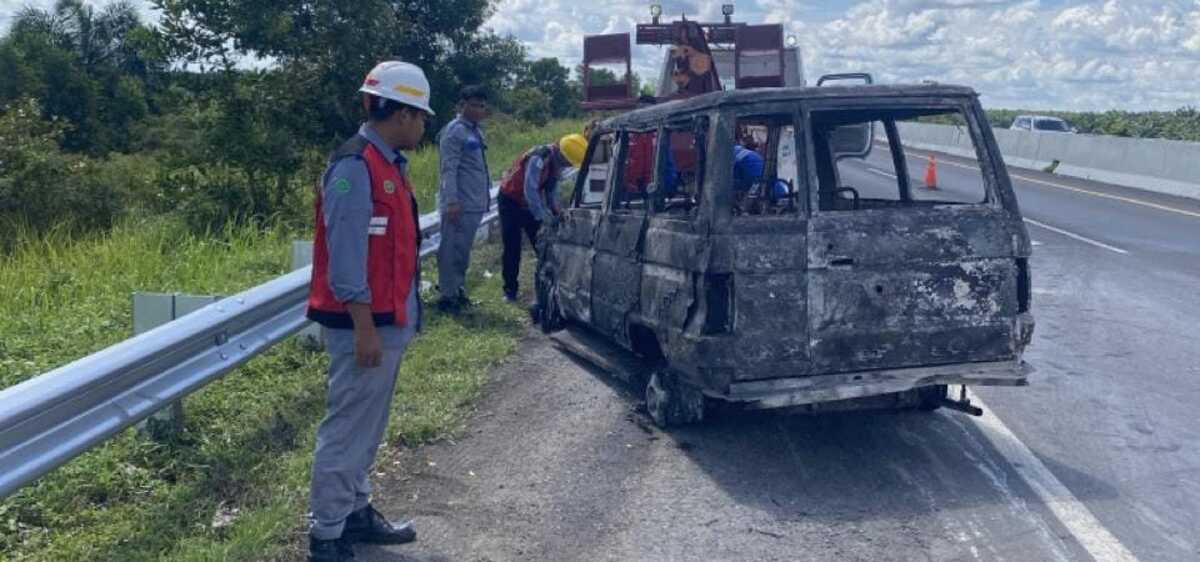 Alami Kecelakaan Tunggal, Mobil Kijang Terguling dan Terbakar di Tol Terpeka, Begini Nasib Penumpang 