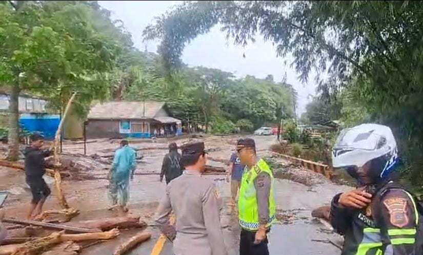 Banjir Lahar Dingin Erupsi Gunung Marapi, Membuat Akses Jalan Bukittinggi-Padang Panjang Terputus 100 Meter