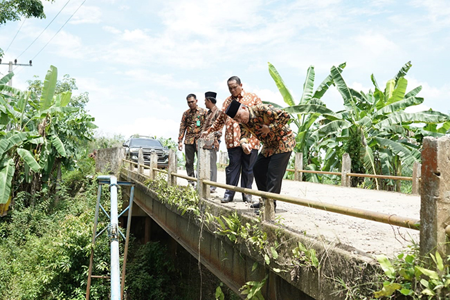 Khawatir Ambruk, Pj Bupati Apriyadi Cek Jembatan Desa Tanjung Agung Lais