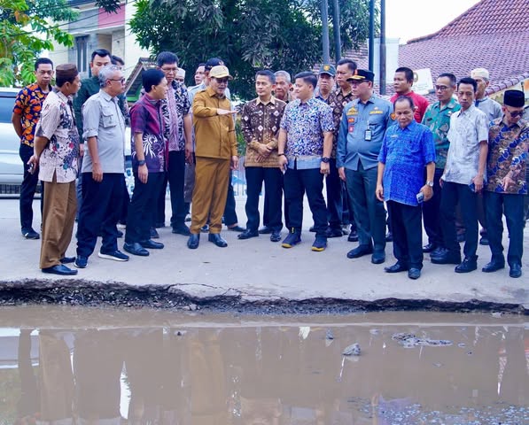 Wabup Muba Rohman Tinjau Gorong-Gorong Tertimbun di Griya Randik Sekayu