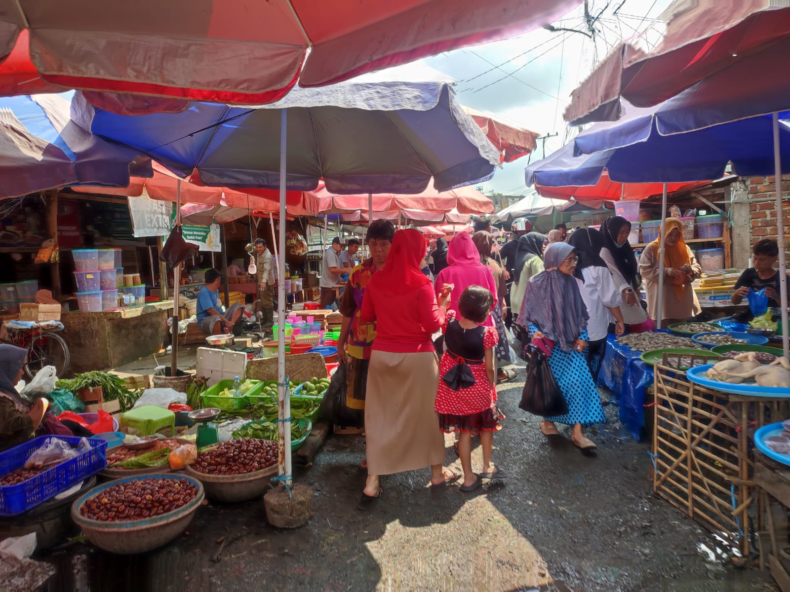 Yang Lebaran Idul Adha Besok, Warga Palembang Padati Pasar Tradisional 