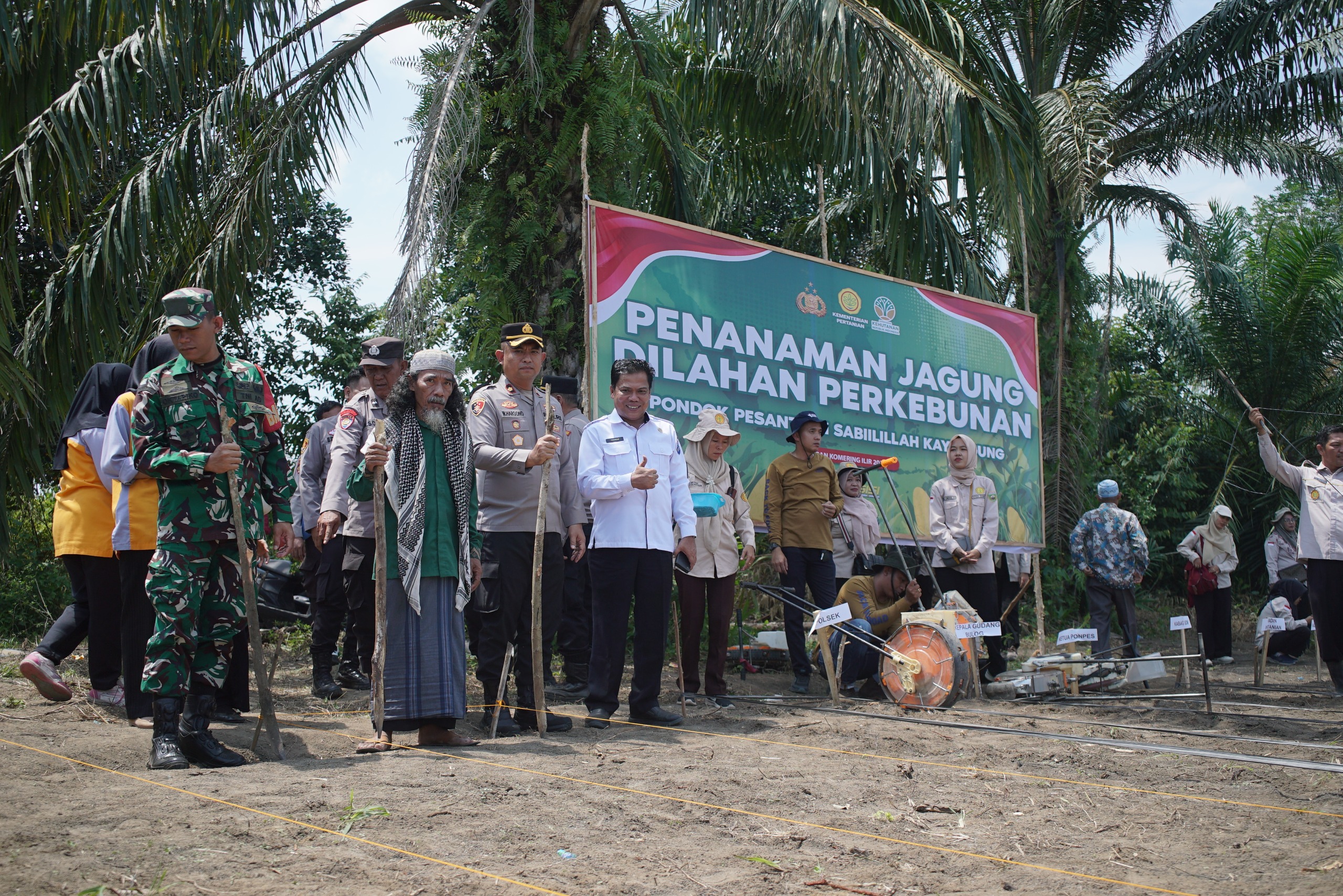 Dukung Swasembada Pangan, Tanam Jagung Kuartal III Polres OKI di Pondok Pesantren Sabilillah Kayuagung