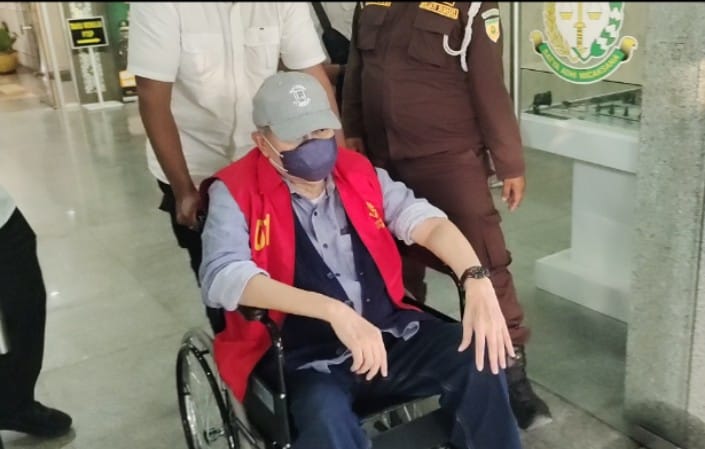 Pakai Kursi Roda, Tersangka Alex Noerdin Hadir Diperiksa 7 Jam Terkait Korupsi Pasar Cinde