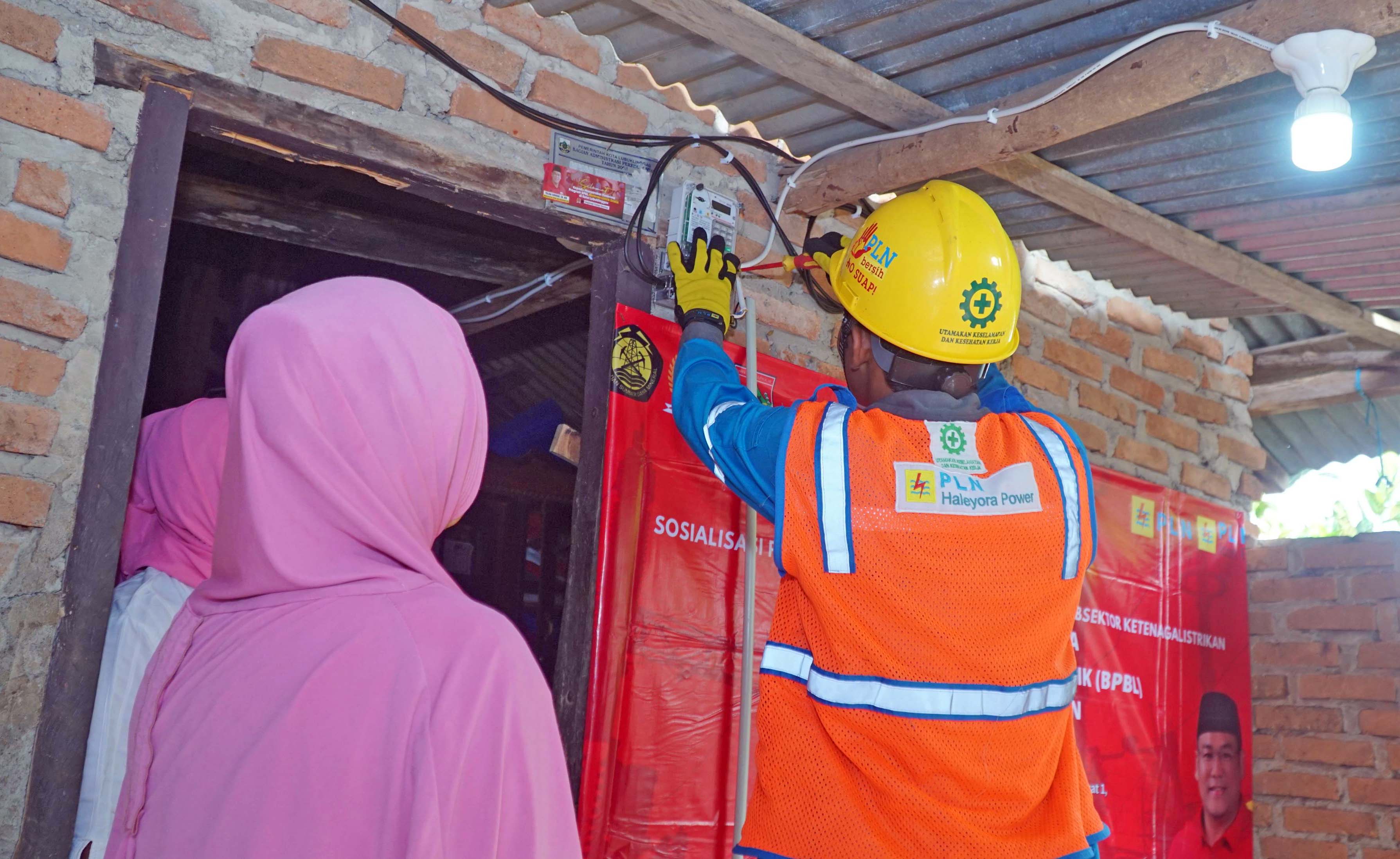 PLN UID S2JB Wujudkan Keadilan Energi, Serahkan Bantuan Pasang Baru Listrik untuk Masyarakat Lubuk Linggau