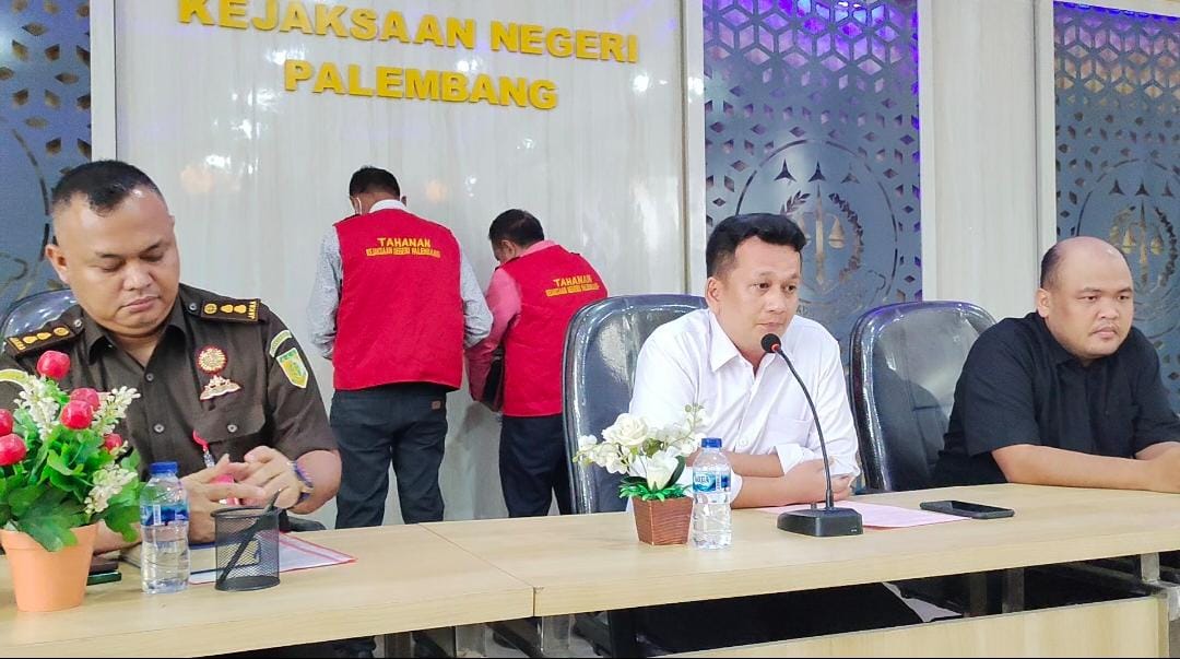  Diduga Tilep Uang Komite Ratusan Juta, Mantan Kepsek dan Ketua Komite SMA Negeri 19 Ditahan Kejari Palembang