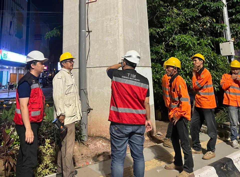 Reklame Neon Box Dipasang Beberapa Titik Tiang LRT, Bantu Penerangan Jalan Malam Hari