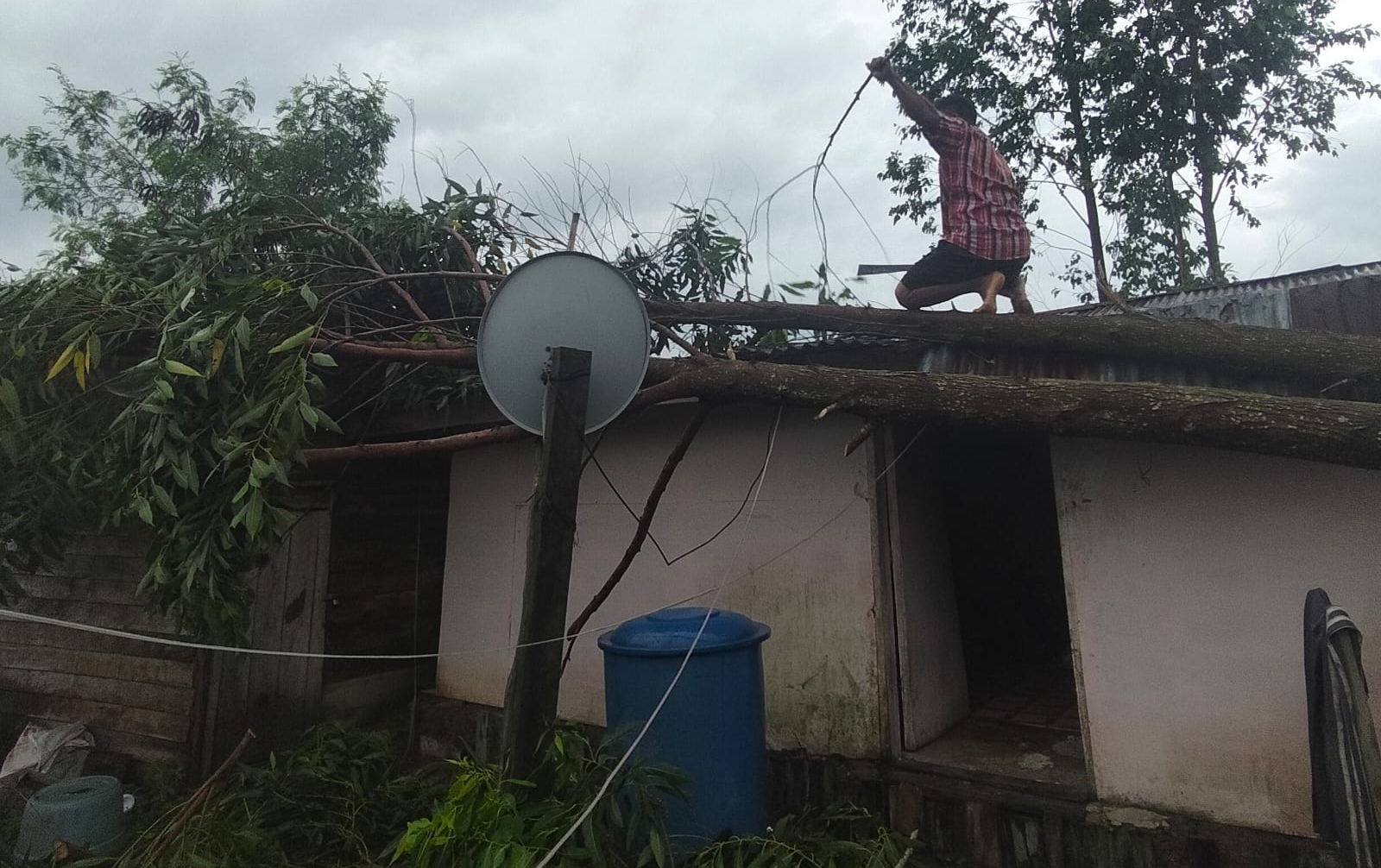 Sejumlah Rumah Warga Trans SP 7 Desa Gajah Mati OKI Dihantam Angin Puting Beliung