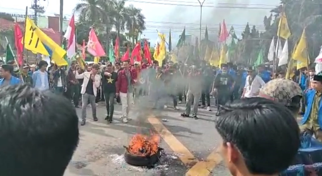 BREAKING NEWS: Massa Elemen Mahasiswa Bakar Ban di Simpang Charitas 