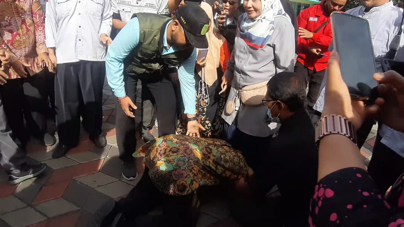 Mensos Risma Tiba-tiba Sujud di Hadapan Guru SLB di Bandung, Ternyata Gegara Ini