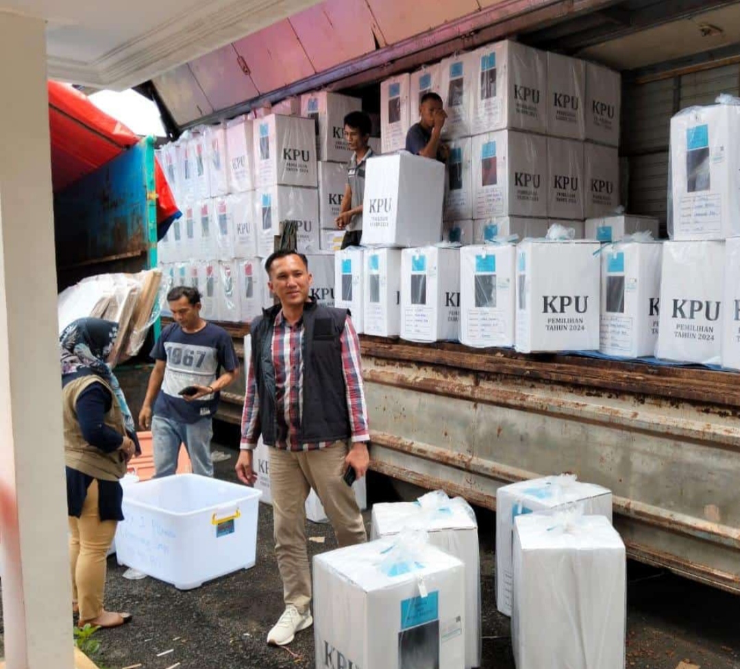 Mendekati Hari Pencoblosan, KPU OKI sudah Distribusikan Logistik Pemilu di 7 Kecamatan, Tersisa 2 Lagi 